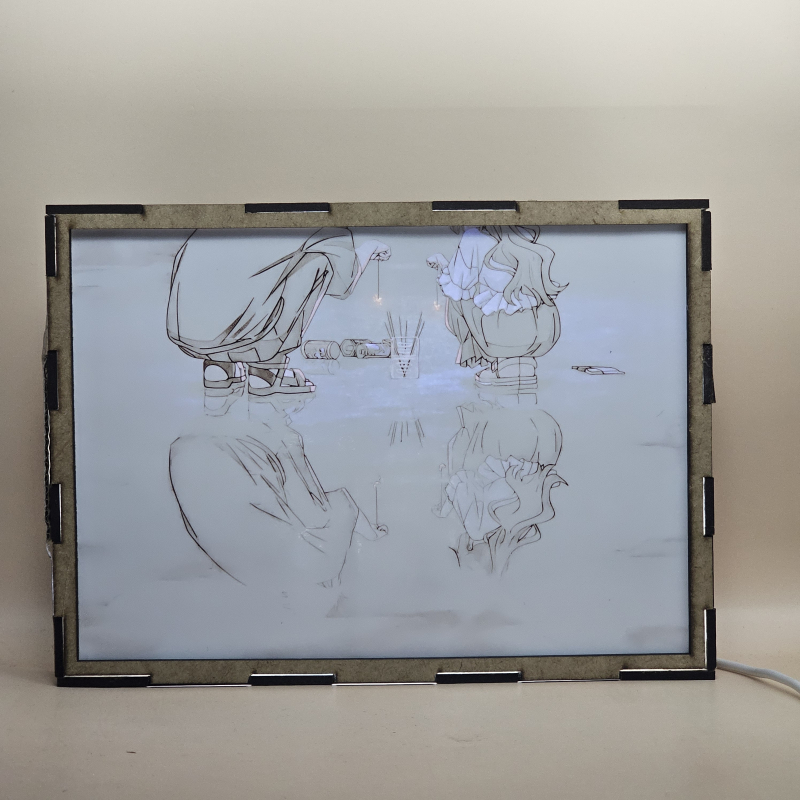 Lámpara ánime/manga  Kaoru Hana wa Rin to Saku  con doble imagen de la pareja Kaoruko Waguri y Rintaro Tsumugi, vista encendida, con luz ambiente, donde se revela la ilustración completa al encender la luz LED.