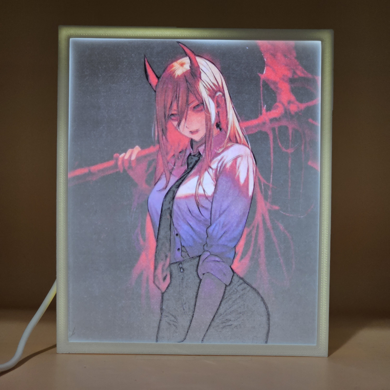 Lámpara ánime/manga  Chainsaw Man  con doble imagen del personaje Power, vista encendida, donde se revela la ilustración completa al encender la luz LED.