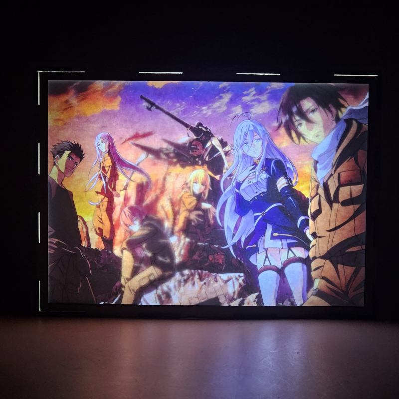 Lámpara ánime/manga  86: Eighty-Six  con doble imagen del grupo Shin, Lena, Theo, Kurena Kukumila, Anju Emma y Raiden Shuga, vista encendida, donde se revela la ilustración completa al encender la luz LED.