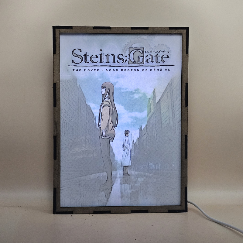 Lámpara ánime/manga  Steins;Gate  con doble imagen de la pareja Kurisu Makise y Rintaro Okabe, vista encendida, con luz ambiente, donde se revela la ilustración completa al encender la luz LED.