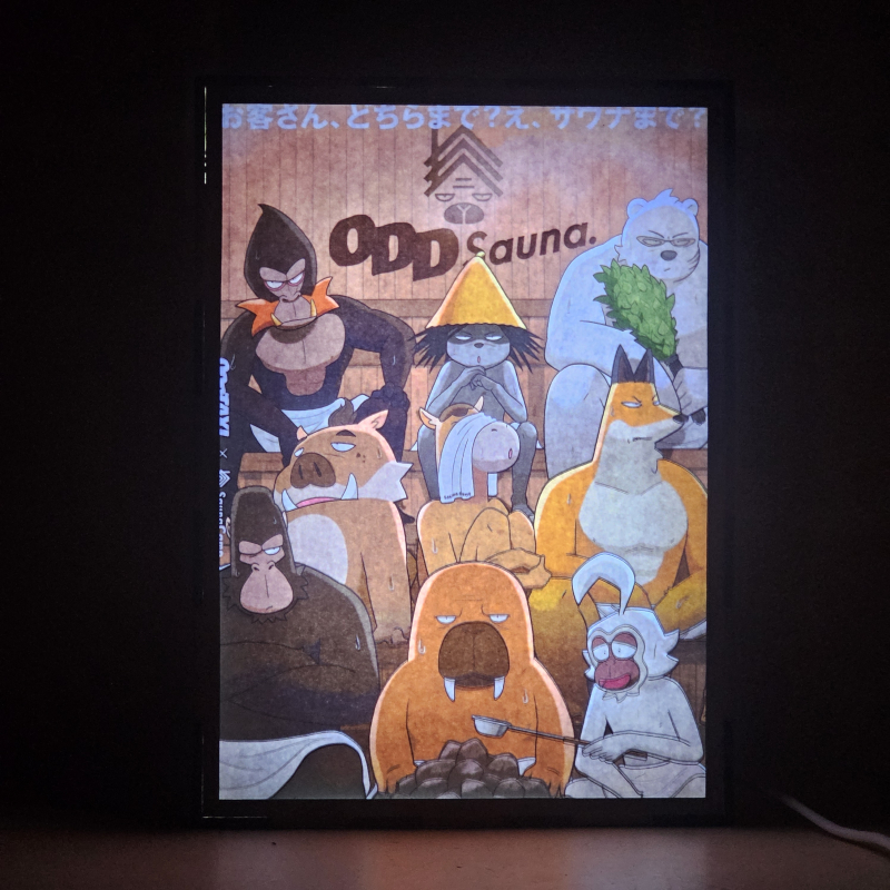 Lámpara ánime/manga  Odd Taxi  con doble imagen del grupo Morsa, Gibón, Gorila, Jabalí, Caballo, Zorro, Babuino, Dobu y Oso Polar, vista encendida, donde se revela la ilustración completa al encender la luz LED.