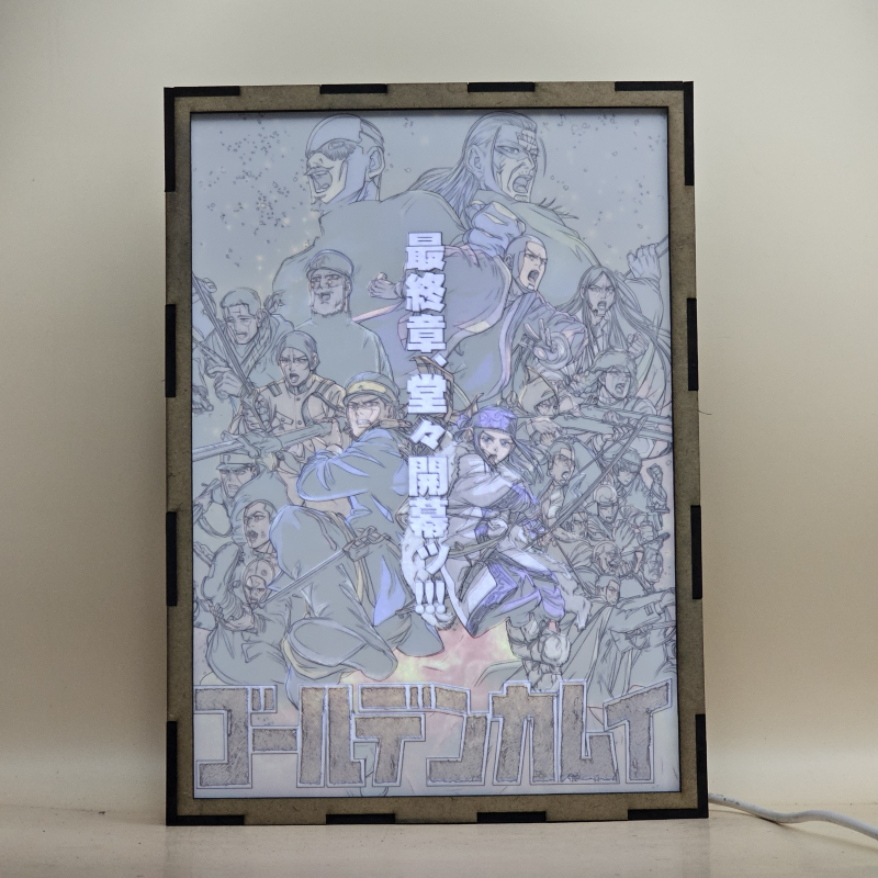 Lámpara ánime/manga  Golden Kamuy  con doble imagen del grupo Saichi Sugimoto, Asirpa y Tsurumi, vista encendida, con luz ambiente, donde se revela la ilustración completa al encender la luz LED.