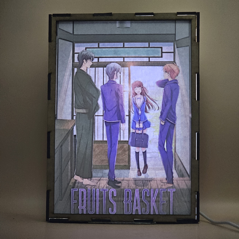 Lámpara ánime/manga  Fruit Basket  con doble imagen del grupo Tohru Honda, Yuki Sohma, Shigure Sohma y Kyo Sohma, vista encendida, con luz ambiente, donde se revela la ilustración completa al encender la luz LED.