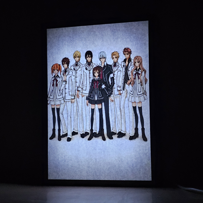 Lámpara ánime/manga  Vampire Knight  con doble imagen del grupo Rima Toya, Senri Shiki, Takuma Ichijo, Kaname Kuran, Yuki Cross, Zero Kiryu y Hanabusa Aido, vista encendida, donde se revela la ilustración completa al encender la luz LED.