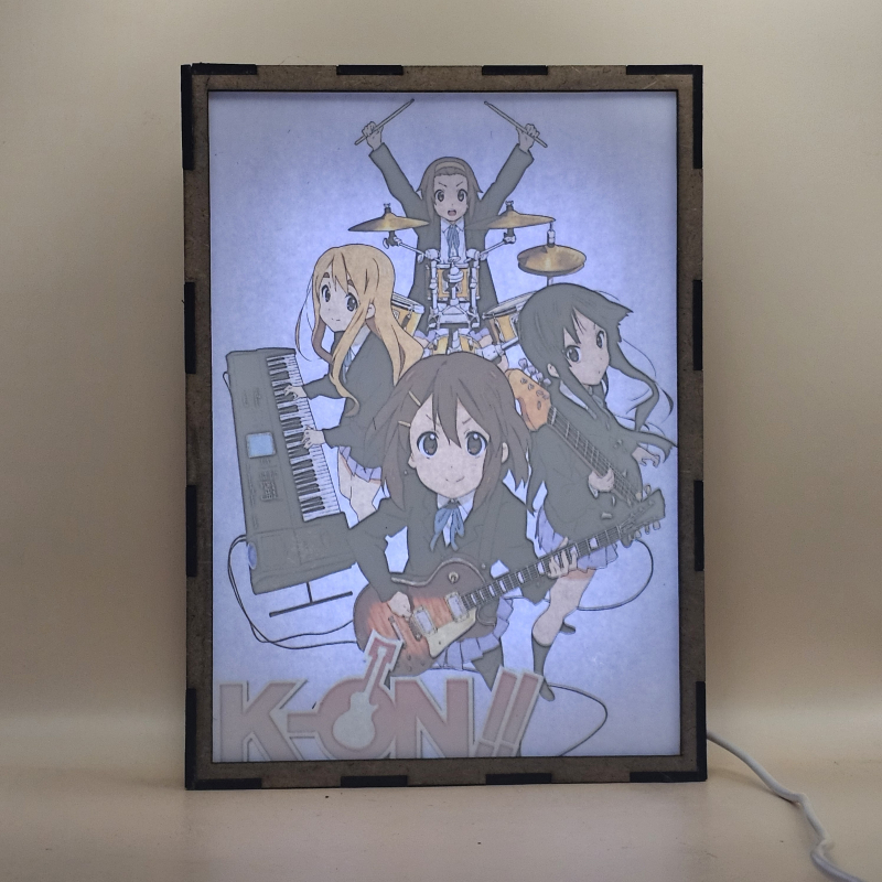 Lámpara ánime/manga  K-ON!  con doble imagen del grupo Yui Hirasawa, Mio Akiyama, Ritsu Tainaka y Tsumugi Kotobuki, vista encendida, con luz ambiente, donde se revela la ilustración completa al encender la luz LED.