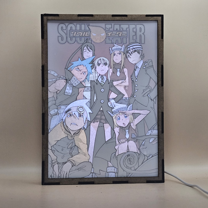 Lámpara ánime/manga  Soul Eater  con doble imagen del grupo Maka Albarn, Eater, Black☆Star, Tsubaki Nakatsukasa, Death the Kid, Liz, Patty y Blair, vista encendida, con luz ambiente, donde se revela la ilustración completa al encender la luz LED.