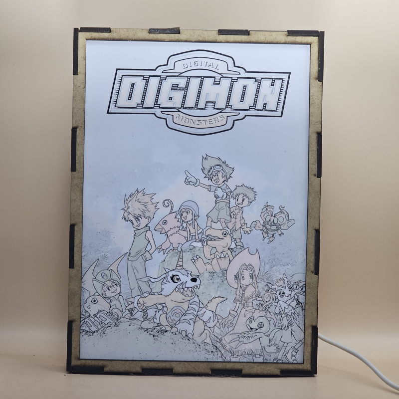 Lámpara ánime/manga  Digimon  con doble imagen del grupo Tai, Matt, Sora Takenouchi, Izzy, Mimi Tachikawa, Jou, T.K. y Kari, vista encendida, con luz ambiente, donde se revela la ilustración completa al encender la luz LED.