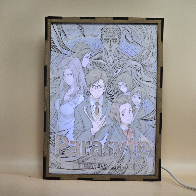 Lámpara ánime/manga  Parasyte  con doble imagen del grupo Migi, Satomi Murano, Ryoko Tamiya, Kana Kimishima, Yuko Tachikawa, Gotou y Shinichi Izumi, vista encendida, con luz ambiente, donde se revela la ilustración completa al encender la luz LED.