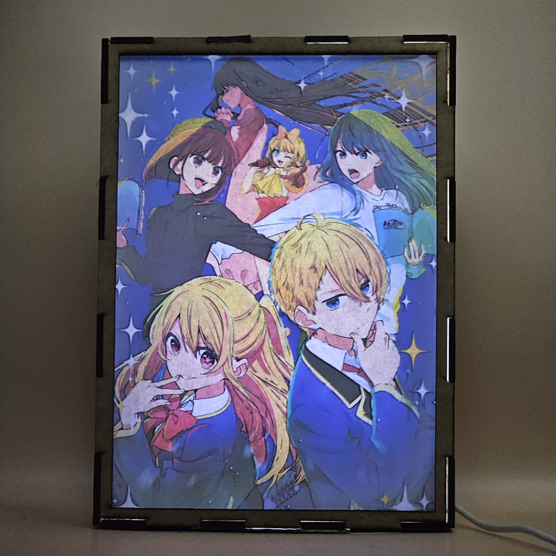 Lámpara ánime/manga  Oshi No Ko  con doble imagen del grupo Aquamarine Hoshino, Ruby Hoshino, Ai Hoshino, Akane Kurokawa, Kana Arima y Mem-Cho, vista encendida, con luz ambiente, donde se revela la ilustración completa al encender la luz LED.