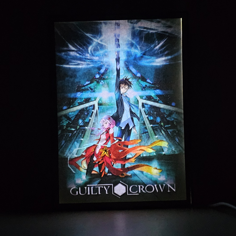 Lámpara ánime/manga  Guilty Crown  con doble imagen de la pareja Shu Ouma y Inori Yuzuriha, vista encendida, donde se revela la ilustración completa al encender la luz LED.