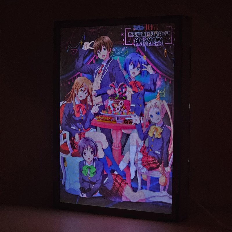 Lámpara ánime/manga  Love, Chunibyo & Other Delusions!  con doble imagen del grupo Yūta Togashi, Rikka Takanashi, Shinka Nibutani, Sanae Dekomori y Kumin Tsuyuri, vista encendida, donde se revela la ilustración completa al encender la luz LED.