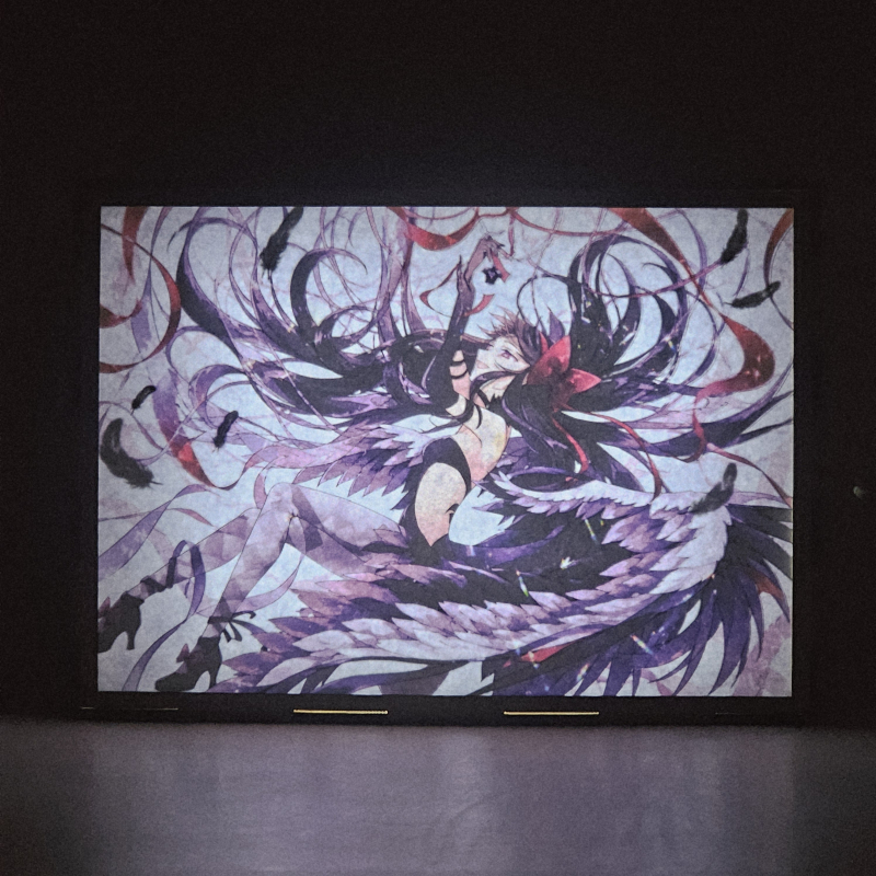 Lámpara ánime/manga  Puella Magi Madoka Magica  con doble imagen del personaje Homura Akemi, vista encendida, donde se revela la ilustración completa al encender la luz LED.