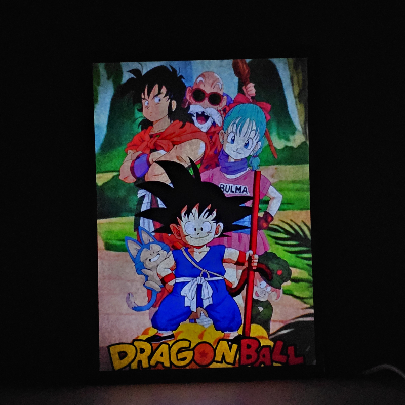 Lámpara ánime/manga  Dragon Ball  con doble imagen del grupo Son Goku, Bulma, Maestro Roshi, Yamcha, Puar y Oolong, vista encendida, donde se revela la ilustración completa al encender la luz LED.