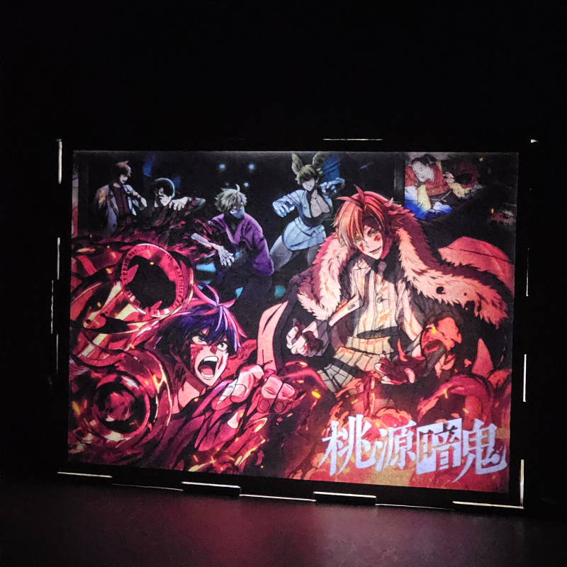 Lámpara ánime/manga  Tōgen Anki  con doble imagen del grupo Shiki Ichinose, Naito Mudano, Tsubakiri Momomiya, Jin Kougasaki, Yomogi Momokusa y Kyoya Oiranzaka, vista encendida, donde se revela la ilustración completa al encender la luz LED.