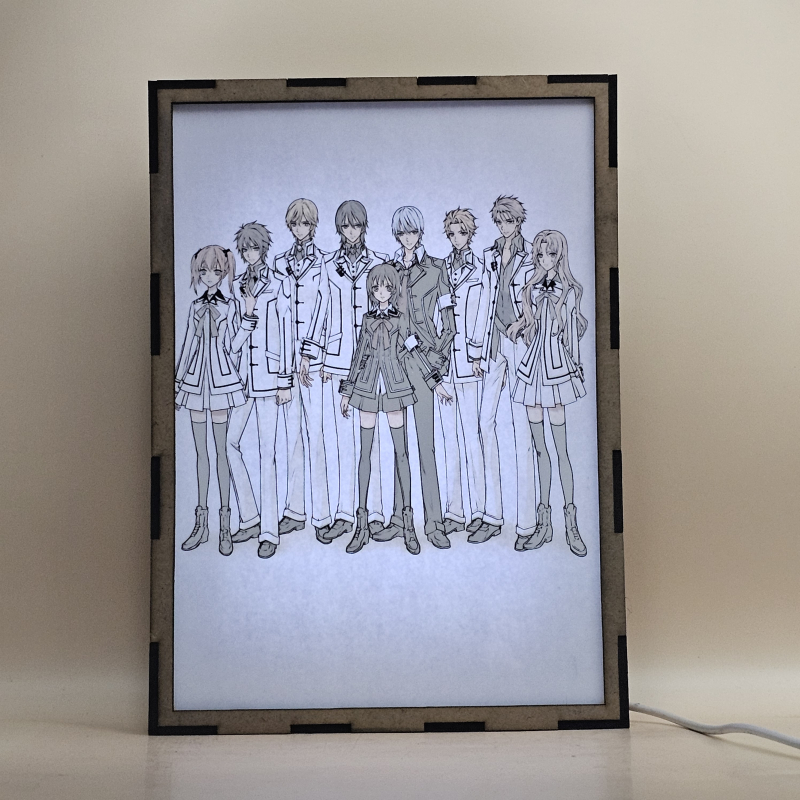 Lámpara ánime/manga  Vampire Knight  con doble imagen del grupo Rima Toya, Senri Shiki, Takuma Ichijo, Kaname Kuran, Yuki Cross, Zero Kiryu y Hanabusa Aido, vista encendida, con luz ambiente, donde se revela la ilustración completa al encender la luz LED.