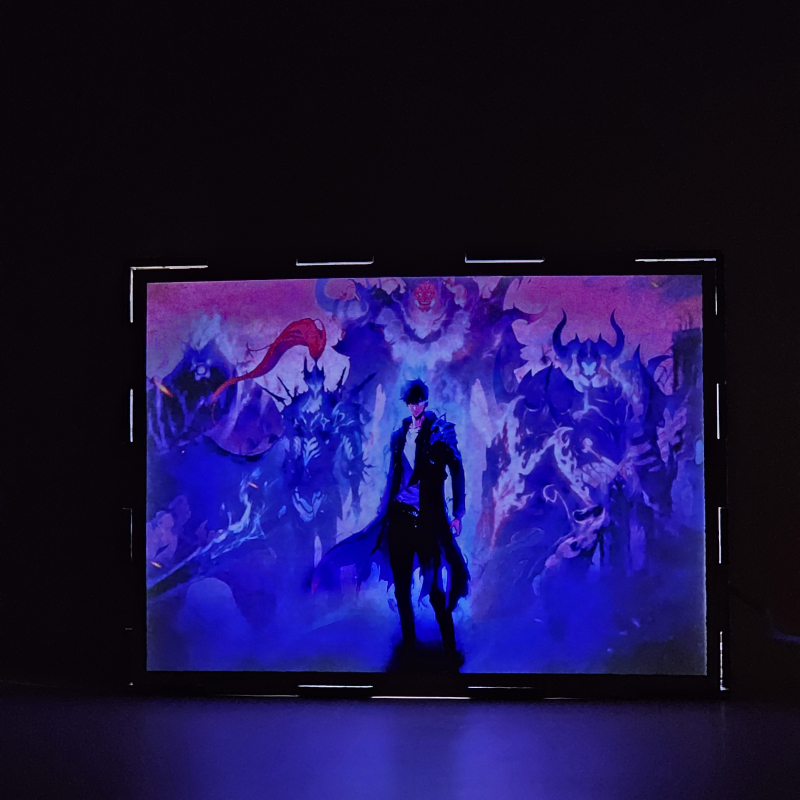 Lámpara ánime/manga  Solo Leveling  con doble imagen del grupo Kim Chul, Tank, Igris, Kargalgan y Sung Jinwoo, vista encendida, donde se revela la ilustración completa al encender la luz LED.