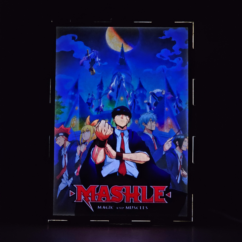 Lámpara ánime/manga  Mashle  con doble imagen del grupo Mash Burnedead, Lemon Irvine, Dot Barrett, Lance Crown y Finn Ames, vista encendida, donde se revela la ilustración completa al encender la luz LED.