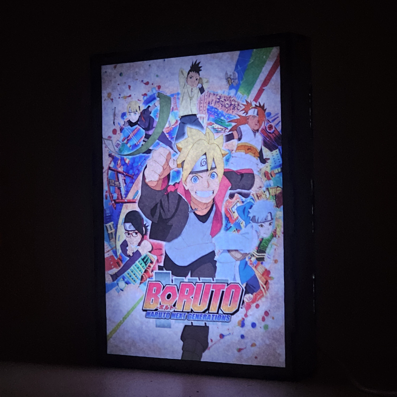 Lámpara ánime/manga  Boruto  con doble imagen del grupo Boruto Uzumaki, Sarada Uchiha, Inojin Yamanaka, Mitsuki, Chocho Akimichi y Shikadai Nara, vista encendida, donde se revela la ilustración completa al encender la luz LED.