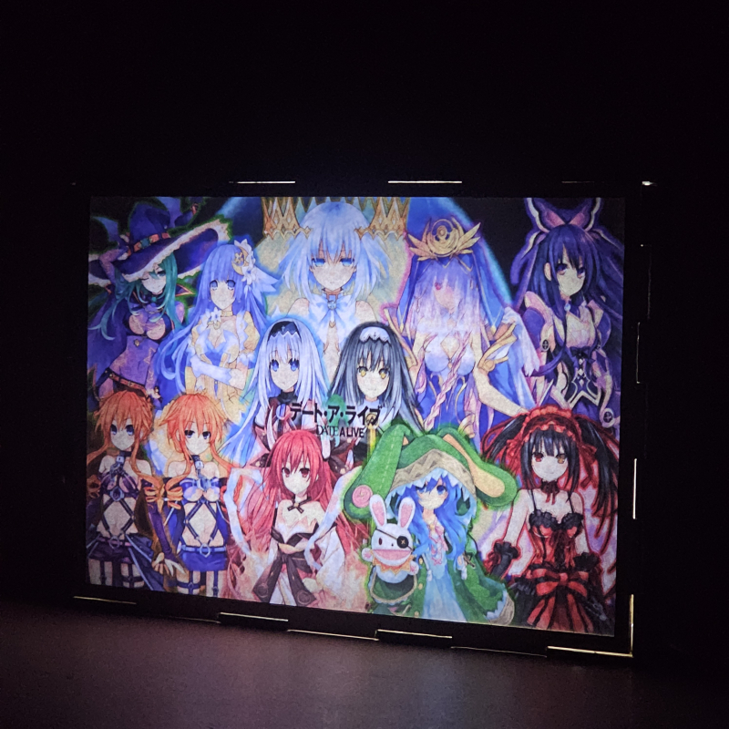 Lámpara ánime/manga  Date A Live  con doble imagen del grupo Tohka Yatogami, Kotori Itsuka, Yoshino Himekawa, Kaguya Yamai, Yuzuru Yamai, Miku Izayoi, Origami Tobiichi, Kurumi Tokisaki, Natsumi Kyouno, Maria Arusu y Marina Arusu, vista encendida, donde se revela la ilustración completa al encender la luz LED.