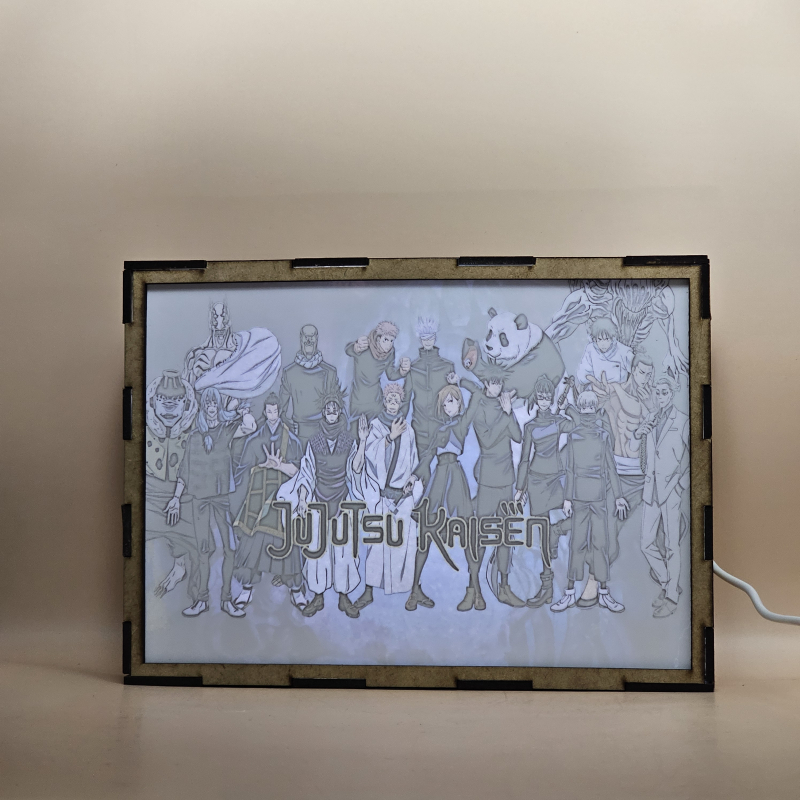 Lámpara ánime/manga  Jujutsu Kaisen  con doble imagen del grupo Ryomen Sukuna, Maki Zenin, Satoru Gojo, Nobara Kugisaki, Megumi Fushiguro, Yuji Itadori, Suguru Geto, Toji Fushiguro, Yūta Okkotsu, Toge Inumaki, Kento Nanami, Aoi Todo, Choso, Mahito, panda, Kokichi Muta, Jogo y Hanami, vista encendida, con luz ambiente, donde se revela la ilustración completa al encender la luz LED.
