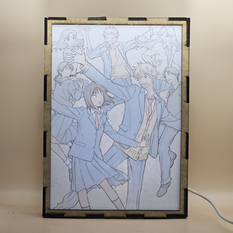 Lámpara ánime/manga  Skip to Loafer  con doble imagen del grupo Mitsumi Iwakura, Sosuke Shima, Mika Egashira, Yuzuki Murashige, Makoto Kurume, Kento Yamada y Tsukasa Mukai, vista encendida, con luz ambiente, donde se revela la ilustración completa al encender la luz LED.