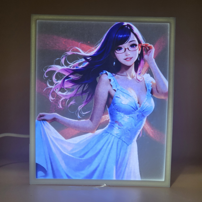 Lámpara ánime/manga  Tokyo Ghoul  con doble imagen del personaje Rize Kamishiro, vista encendida, donde se revela la ilustración completa al encender la luz LED.