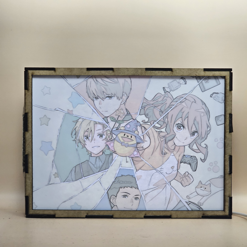 Lámpara ánime/manga  Romantic Killer  con doble imagen del grupo Anzu Hoshino, Tsukasa Kazuki, Junta Hayami, Hijiri Koganei y Riri, vista encendida, con luz ambiente, donde se revela la ilustración completa al encender la luz LED.