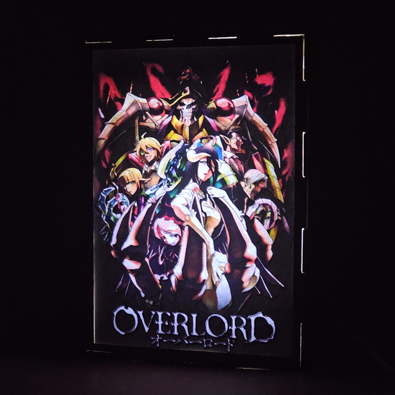 Lámpara ánime/manga  Overlord  con doble imagen del grupo Shalltear Bloodfallen, Aura Bella Fiora, Mare Bello Fiore, Demiurge, Cocytus, Sebas Tian, Momonga y Albedo, vista encendida, donde se revela la ilustración completa al encender la luz LED.