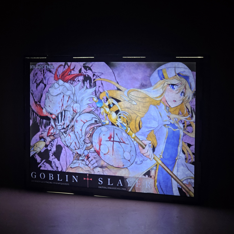 Lámpara ánime/manga  Goblin Slayer  con doble imagen de la pareja Goblin Slayer y Sacerdotisa, vista encendida, donde se revela la ilustración completa al encender la luz LED.