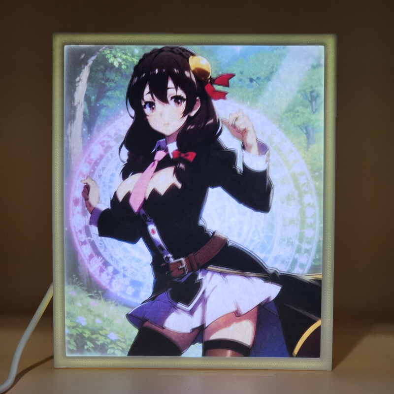 Lámpara ánime/manga  KonoSuba  con doble imagen del personaje Yunyun, vista encendida, donde se revela la ilustración completa al encender la luz LED.