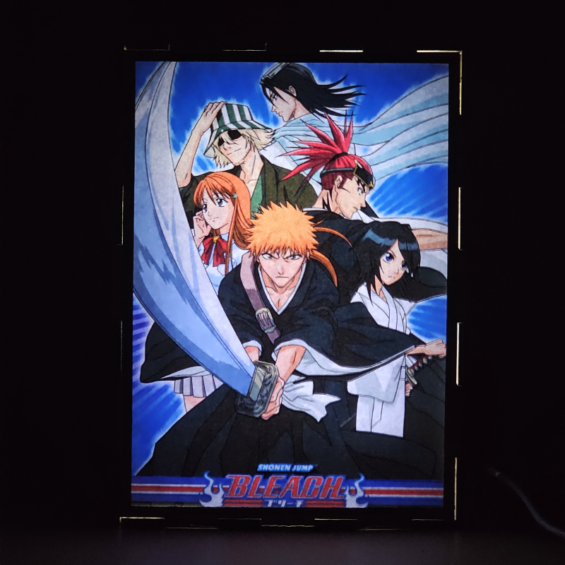 Lámpara ánime/manga  Bleach  con doble imagen del grupo Ichigo Kurosaki, Rukia Kuchiki, Orihime Inoue, Renji Abarai, Kisuke Urahara y Byakuya Kuchiki, vista encendida, donde se revela la ilustración completa al encender la luz LED.