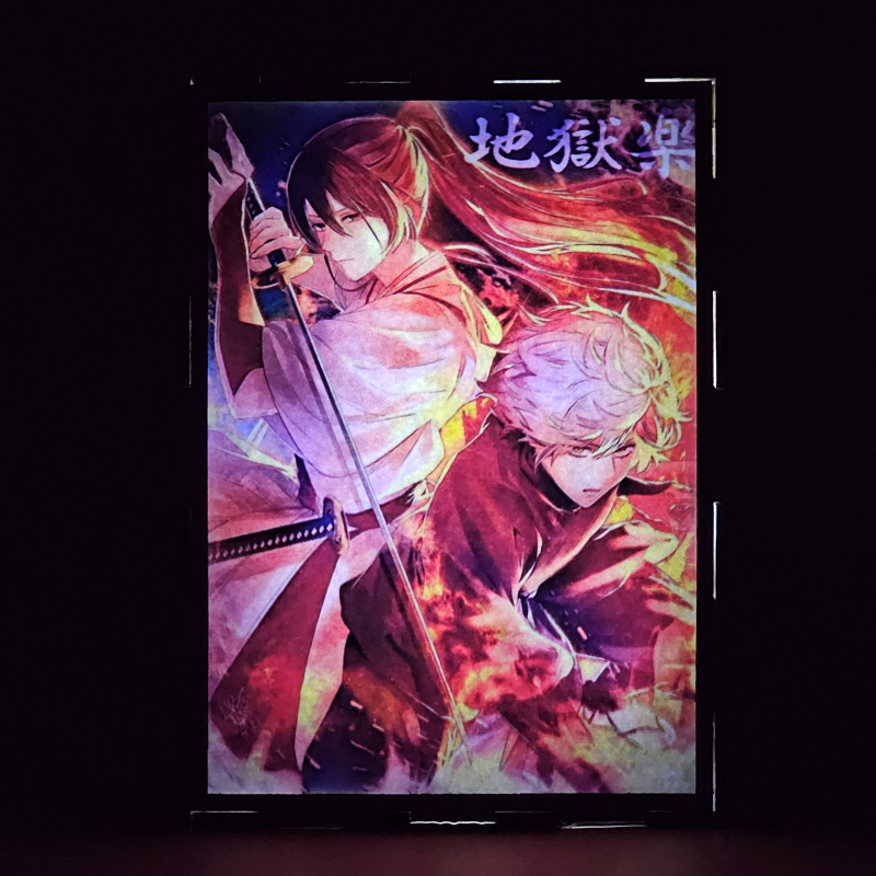 Lámpara ánime/manga  Hell's Paradise  con doble imagen de la pareja Gabimaru y Sagiri Yamada Asaemon, vista encendida, donde se revela la ilustración completa al encender la luz LED.