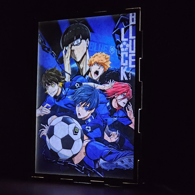 Lámpara ánime/manga  Blue Lock  con doble imagen del grupo Meguru Bachira, Isagi Yoichi, Hyoma Chigiri, Rensuke Kunigami y Jinpachi Ego, vista encendida, donde se revela la ilustración completa al encender la luz LED.