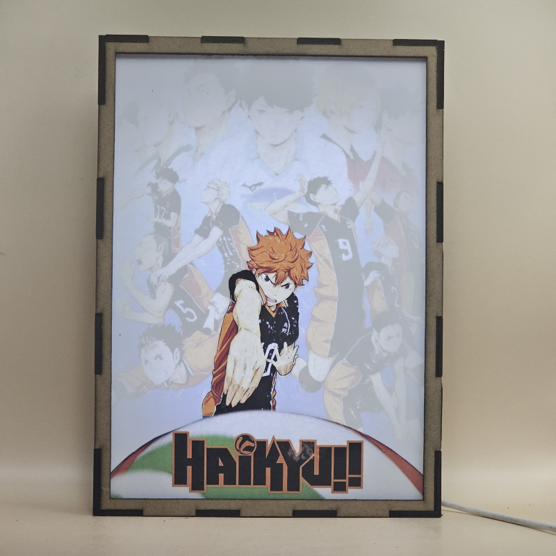 Lámpara ánime/manga  Haikyuu  con doble imagen del grupo Shoyo Hinata, Tobio Kageyama, Kei Tsukishima, Tadashi Yamaguchi, Kenma Kozume, Kuroo Tetsurō, Ryunosuke Tanaka, Yuu Nishinoya, Daichi Sawamura, Koushi Sugawara y Asahi Azumane, vista encendida, con luz ambiente, donde se revela la ilustración completa al encender la luz LED.