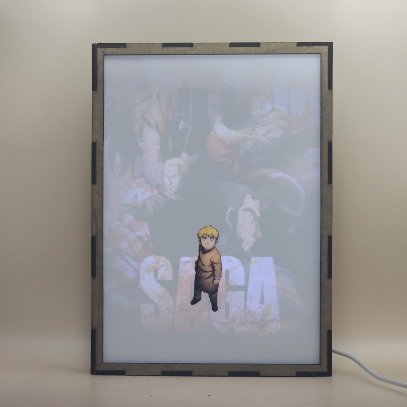 Lámpara ánime/manga  Vinland Saga  con doble imagen del grupo Thorfinn, Askeladd, Thors, Thorkell y Canute, vista encendida, con luz ambiente, donde se revela la ilustración completa al encender la luz LED.
