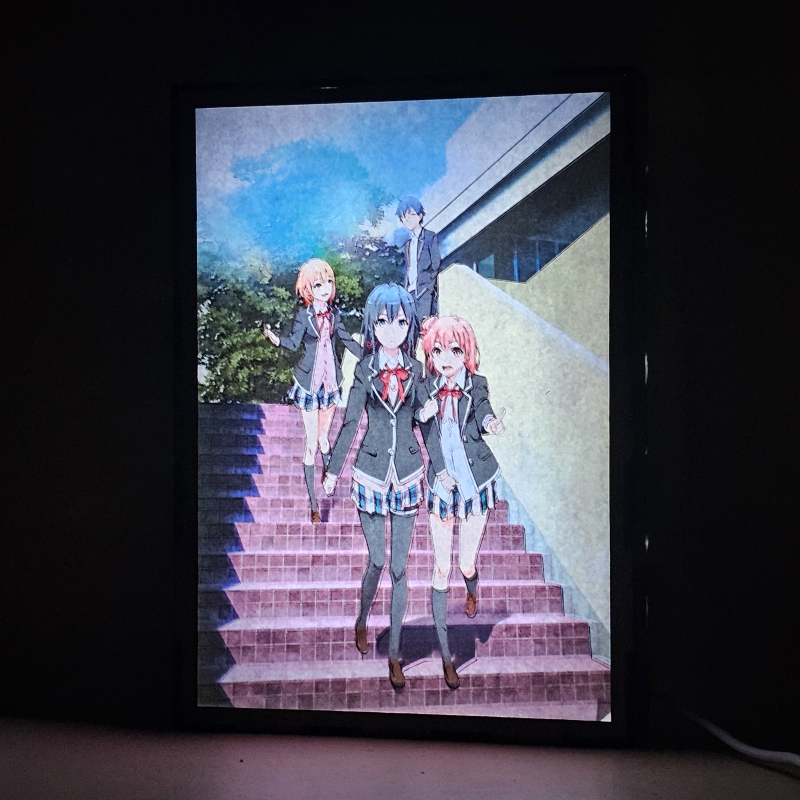 Lámpara ánime/manga  Oregairu  con doble imagen del grupo Hachiman Hikigaya, Yukino Yukinoshita, Yui Yuigahama y Iroha Isshiki, vista encendida, donde se revela la ilustración completa al encender la luz LED.