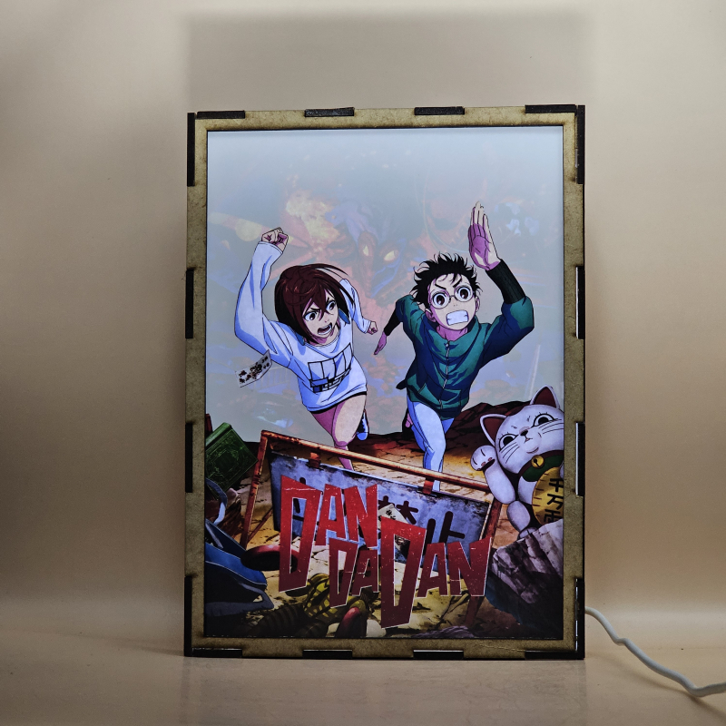 Lámpara ánime/manga  DAN DA DAN  con doble imagen de la pareja Okarun y Momo Ayase, vista apagada, se esconde la imágen de atras.