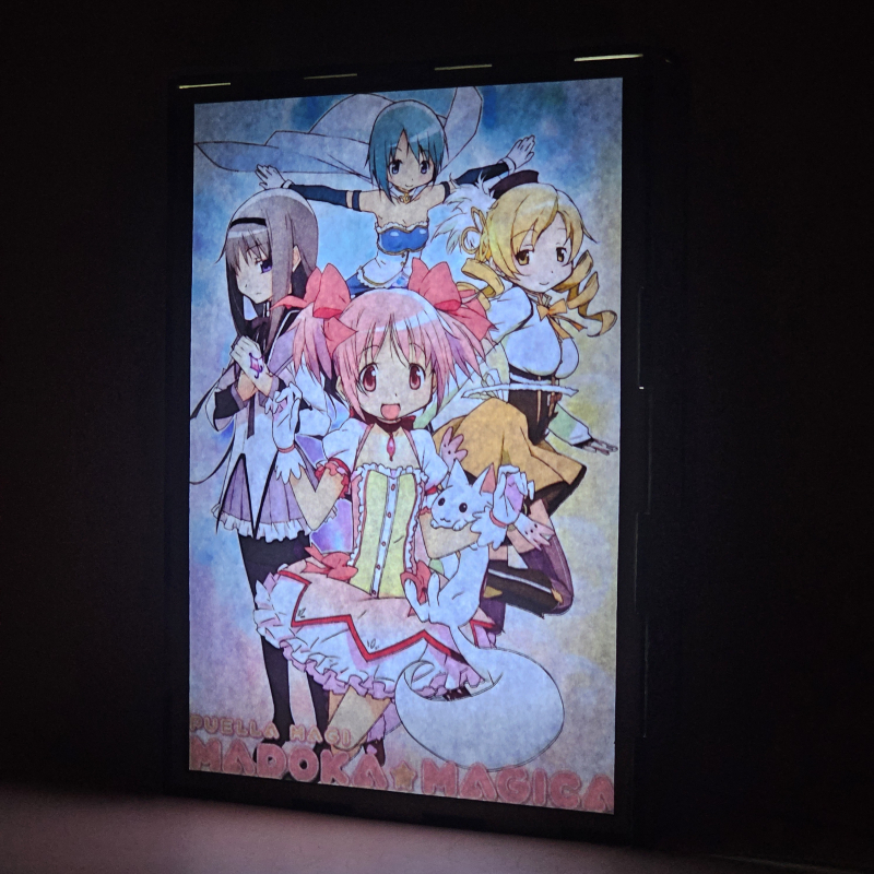 Lámpara ánime/manga  Puella Magi Madoka Magica  con doble imagen del grupo Madoka Kaname, Homura Akemi, Mami Tomoe, Sayaka Miki y Kyubey, vista encendida, donde se revela la ilustración completa al encender la luz LED.