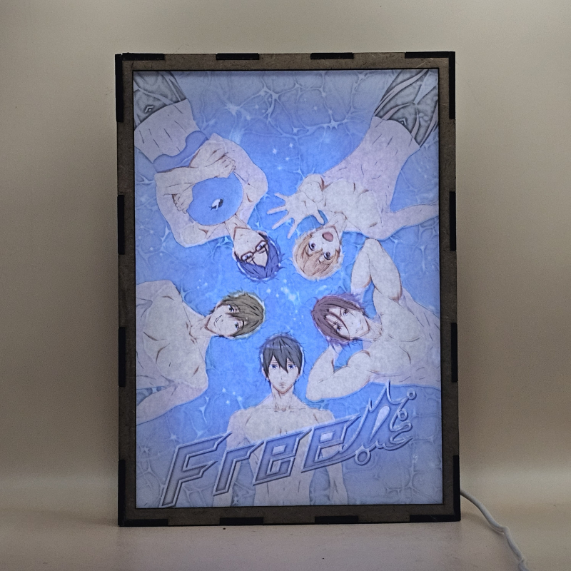Lámpara ánime/manga  Free  con doble imagen del grupo Haruka Nanase, Makoto Tachibana, Rei Ryugazaki, Nagisa Hazuki y Rin Matsuoka, vista encendida, con luz ambiente, donde se revela la ilustración completa al encender la luz LED.