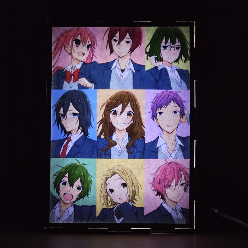 Lámpara ánime/manga  Horimiya  con doble imagen del grupo Kyoko Hori, Izumi Miyamura, Remi Ayasaki, Kakeru Sengoku, Sakura Kōno, Tōru Ishikawa, Yuki Yoshikawa, Shū Iura y Akane Yanagi, vista encendida, donde se revela la ilustración completa al encender la luz LED.