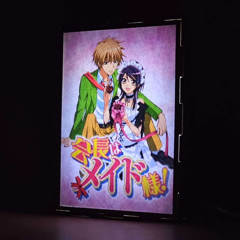 Lámpara ánime/manga  Kaichou wa Maid-sama!  con doble imagen de la pareja Takumi Usui y Ayuzawa Misaki, vista encendida, donde se revela la ilustración completa al encender la luz LED.