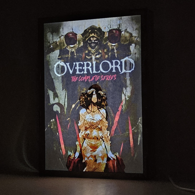 Lámpara ánime/manga  Overlord  con doble imagen de la pareja Albedo y Momonga, vista encendida, donde se revela la ilustración completa al encender la luz LED.