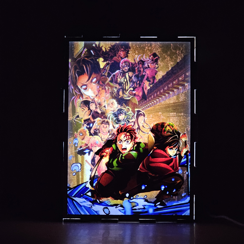 Lámpara ánime/manga  Kimetsu no Yaiba  con doble imagen del grupo Tanjirō Kamado, Shinobu Kochō, Kanao Tsuyuri, Sanemi Shinazugawa, Nezuko Kamado, Zenitsu Agatsuma, Inosuke Hashibira, Akaza, Giyū Tomioka, Kyōjurō Rengoku, Tokito Muichiro, Obanai Iguro, Mitsuri Kanroji, Tengen Uzui, Gyomei Himejima, Aoi Kanzaki, Yuichiro Tokito, Makio, Suma, Hinatsuru, Genya Shinazugawa, Kokushibo, Doma, Nakime y Kaigaku, vista encendida, donde se revela la ilustración completa al encender la luz LED.