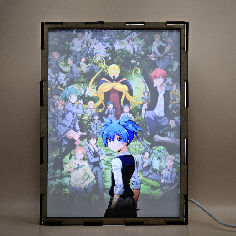 Lámpara ánime/manga  Assassination Classroom  con doble imagen del grupo Koro-sensei, Nagisa Shiota, Karma Akabane y Kayano Kaede, vista encendida, con luz ambiente, donde se revela la ilustración completa al encender la luz LED.