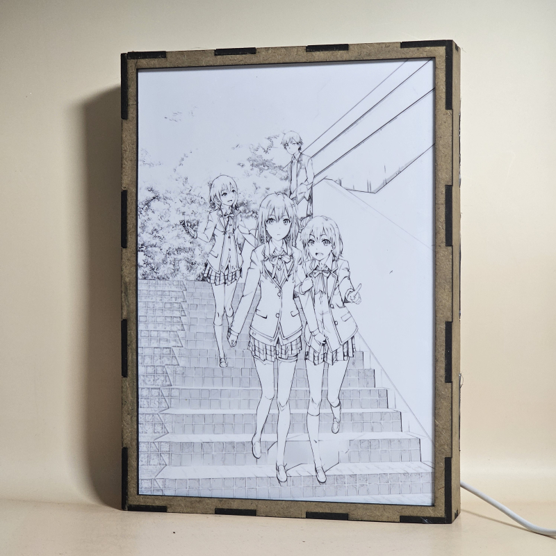 Lámpara ánime/manga  Oregairu  con doble imagen del grupo Hachiman Hikigaya, Yukino Yukinoshita, Yui Yuigahama y Iroha Isshiki, vista apagada, se esconde la imágen de atras.