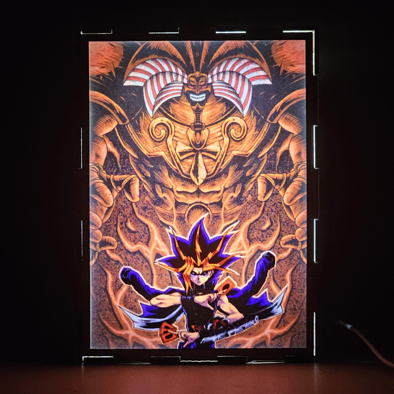 Lámpara ánime/manga  Yu-Gi-Oh!  con doble imagen del personaje Yugi Muto, vista encendida, donde se revela la ilustración completa al encender la luz LED.