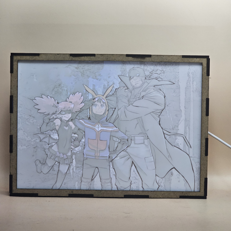 Lámpara ánime/manga  My Hero Academia: Vigilantes  con doble imagen del grupo Koichi Haimawari, Kazuho Haneyama y Iwao Oguro, vista encendida, con luz ambiente, donde se revela la ilustración completa al encender la luz LED.