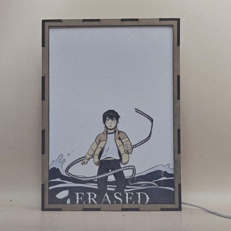 Lámpara ánime/manga  Erased  con doble imagen del personaje Satoru Fujinuma, vista apagada, se esconde la imágen de atras.