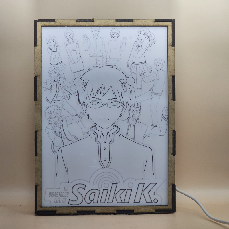 Lámpara ánime/manga  La desastrosa vida de Saiki K.  con doble imagen del grupo Kusuo Saiki, Chiyo Yumehara, Reita Toritsuka, Kusuke Saiki, Shun Kaidou, Riki Nendou, Kineshi Hairo, Kokomi Teruhashi, Kurumi Saiki y Kuniharu Saiki, vista apagada, se esconde la imágen de atras.