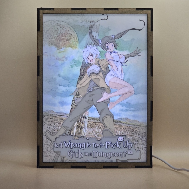 Lámpara ánime/manga  DanMachi  con doble imagen de la pareja Bell Cranel y Hestia, vista encendida, con luz ambiente, donde se revela la ilustración completa al encender la luz LED.